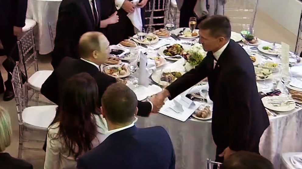 Här skakar Rysslands president Vladimir Putin och Michael Flynn hand vid en middag i december 2015.