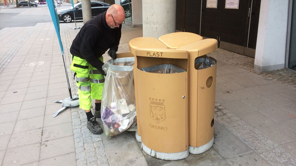 Källsorteringspapperskorg i Örebro töms.