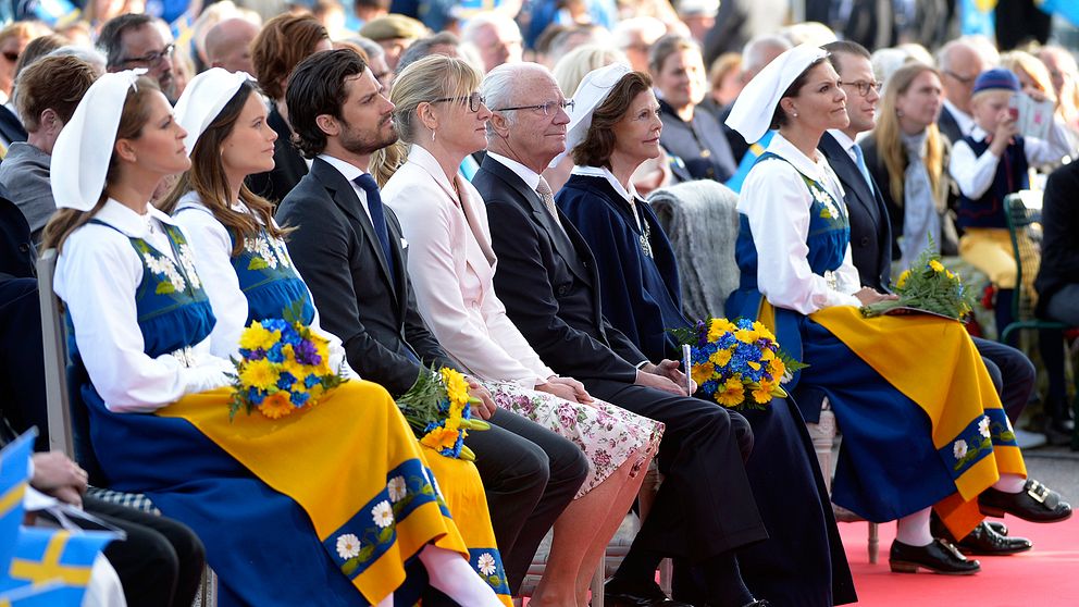 Kungafamiljen sitter och tittar på scenen på Solliden under nationaldagsfirandet 2016.