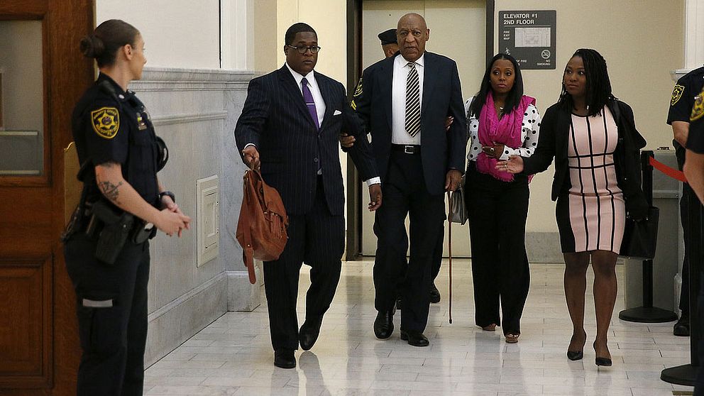 Bill Cosby anländer till den inledande dagen på rättegången där han står anklagad för sexuella övergrepp. Han följdes av bland annat Keshia Knight Pulliam, som spelade hans dotter i ”The Cosby Show”.