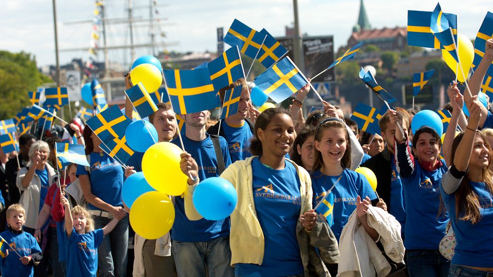 Sveriges nationaldag firas runt om i landet. Arkivbild från Skansen i Stockholm. Barn firar med flaggor och ballonger.