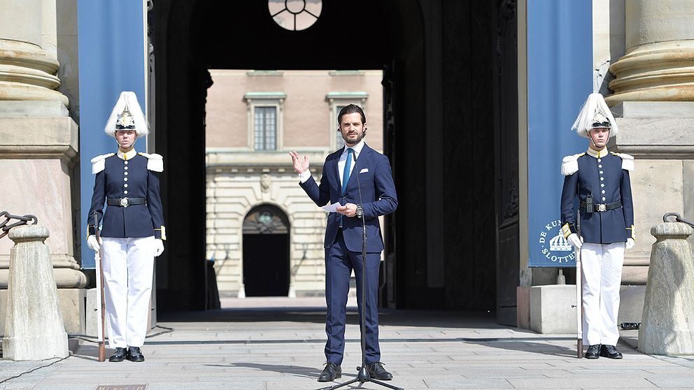 Vink vink! Här hälsar prins Carl-Philip folket välkomna till Stockholms Slott som har traditionsenligt öppet hus.