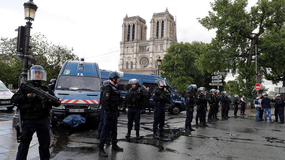 Tungt beväpnad polis framför Notre-Dame i Paris.