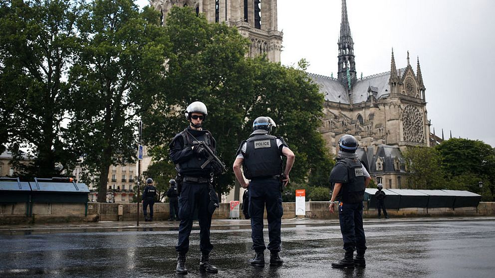 En man sköts till döds av polis utanför Notre-Dame under tisdagen