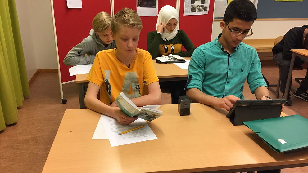 De fyra eleverna i klassrummet på Skäggetorpsskolan