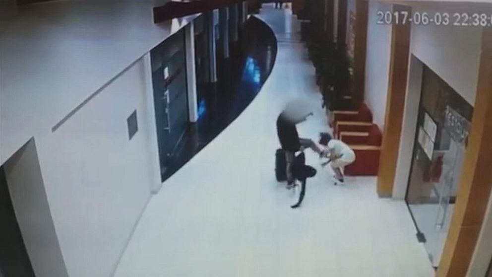 Övervakningsfilmer visar hur mannen sparkar hotellstäderskan i huvudet