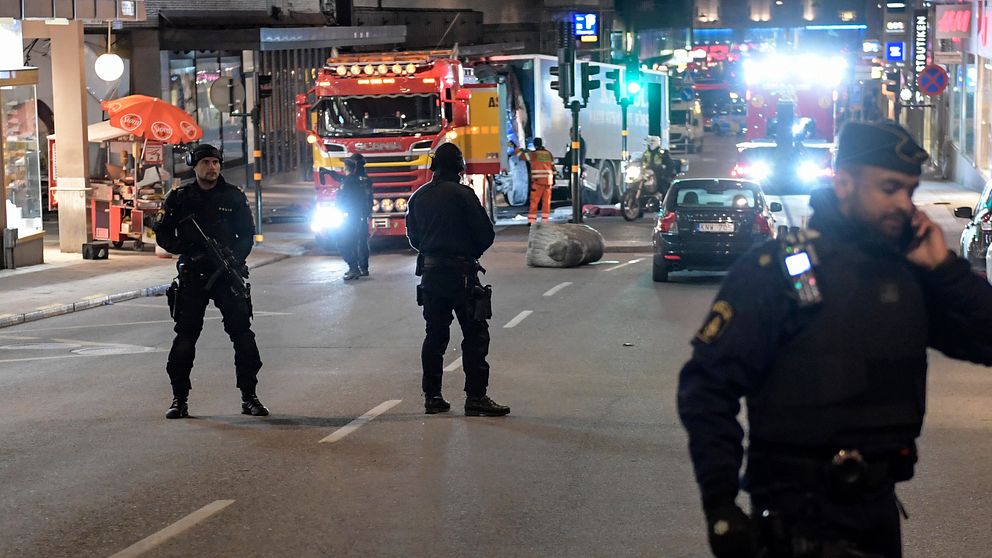 Brottsplatsen på drottninggatan är 1.100 meter och tusentals tips har kommit till polisen.