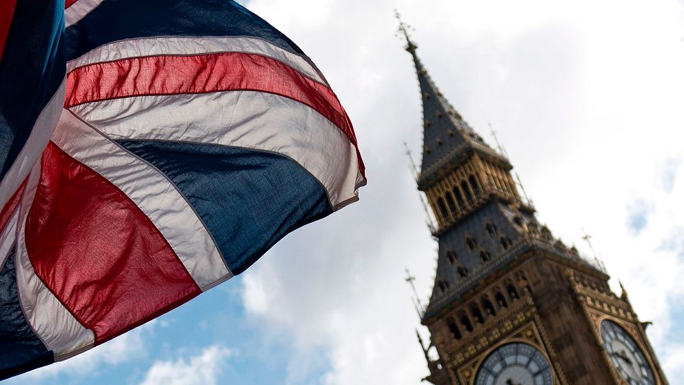 En brittisk flagga och klocktornet Big Ben vid parlamentet i London.