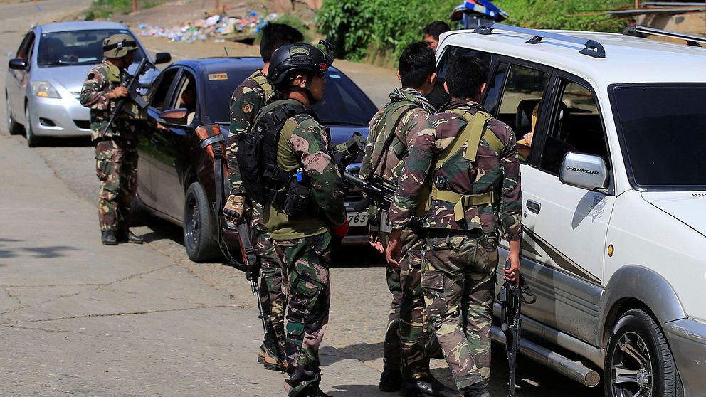 Filippinska specialstyrkor genomför fordonskontroller i Marawi