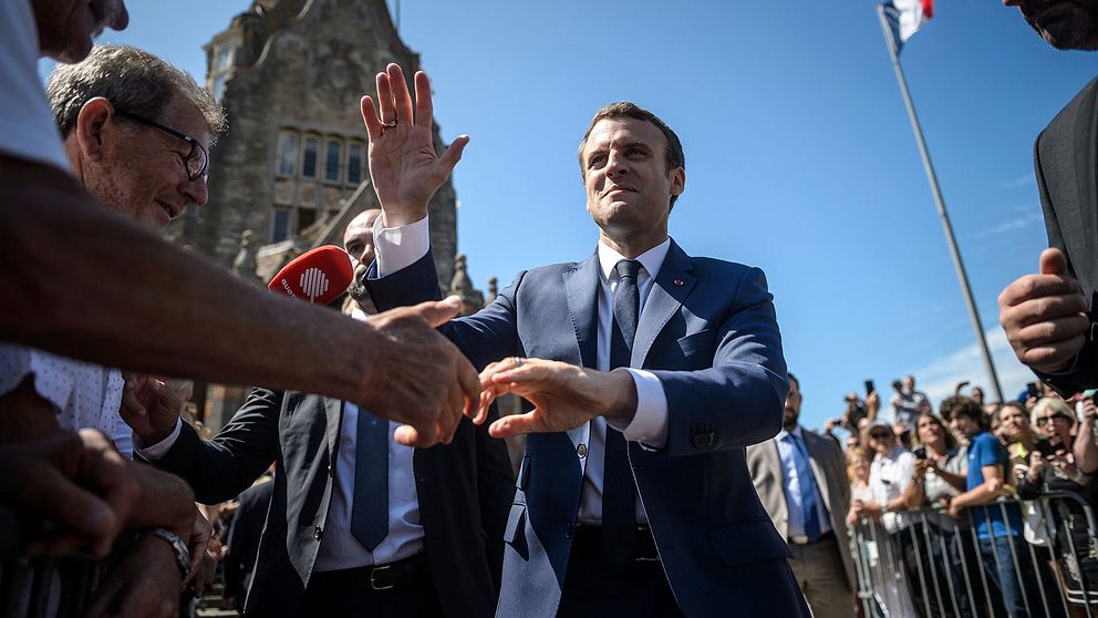 President Emmanuel Macron möter väljare i Le Touquet