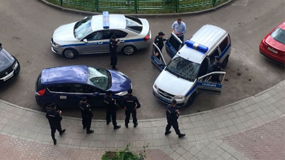 Bild som sprids på twitter och som sägs visa hur Alexej Navalnyj grips utanför sin bostad.