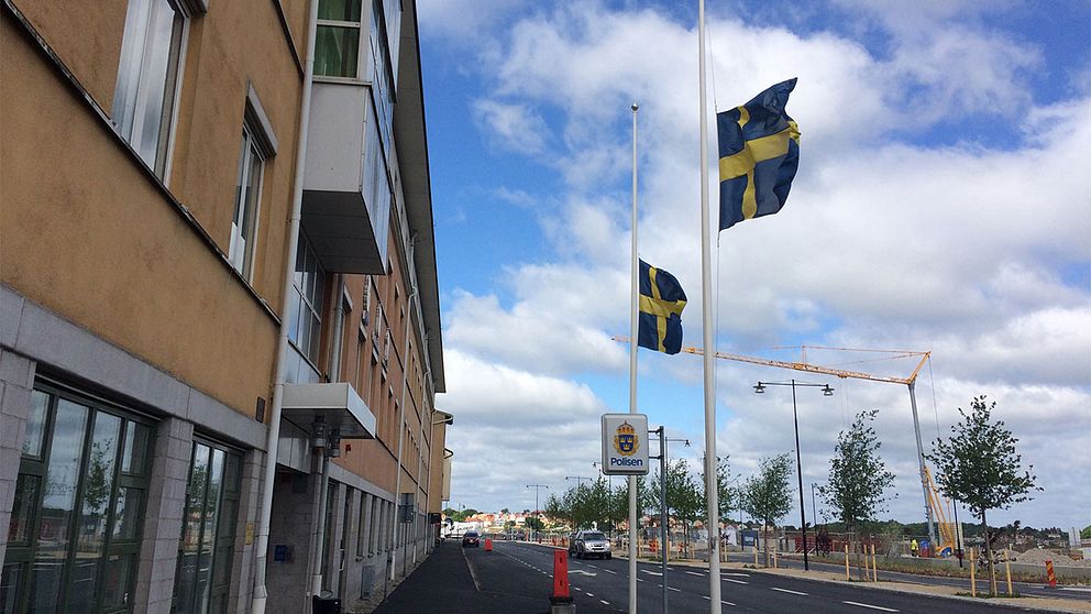 Flaggor på halv stång vid polisstationen i Karlskrona där mannen också arbetat.