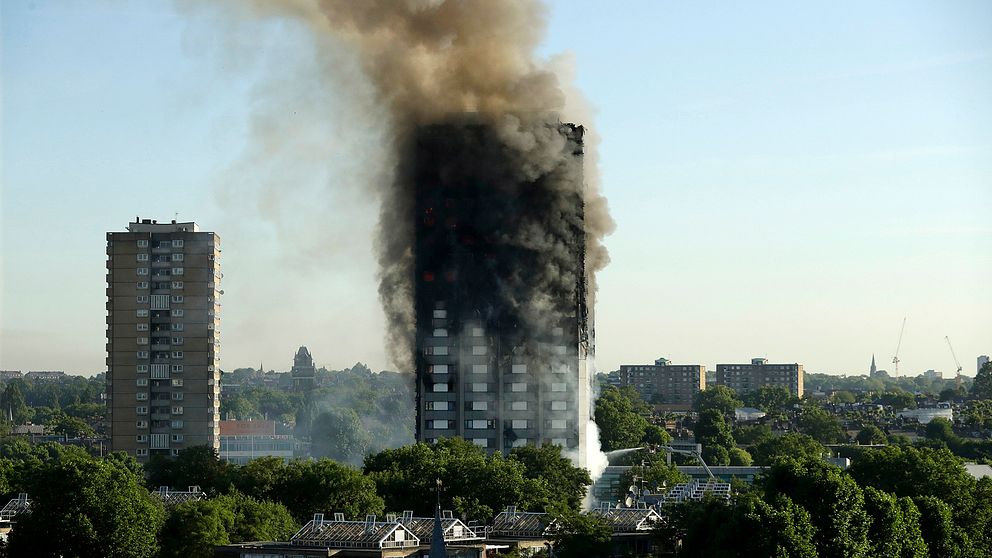 Branden rasar i det 24 våningar höga huset i västra London.