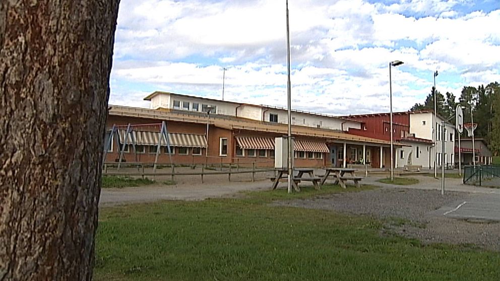 Exteriörbild på Orrvikens skola med öde skolgård i förgrunden.