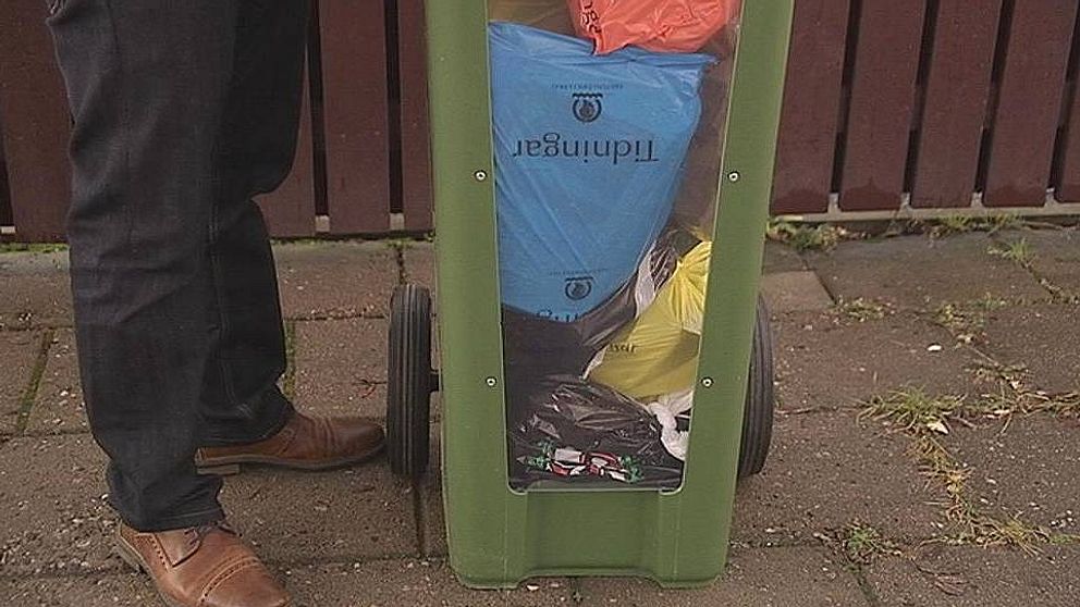 Matavfallet i röd, plast i blå och plåt i brun påse