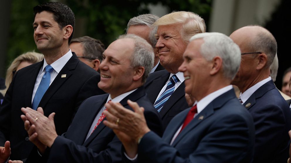President Trump tillsammans med parlamentsledamoten Steve Scalise (i mitten) och vicepresident Mike Pence (till höger) och representanthusets talman Paul Ryan till vänster. Bilden togs i Vita husets trädgård i maj 2017.