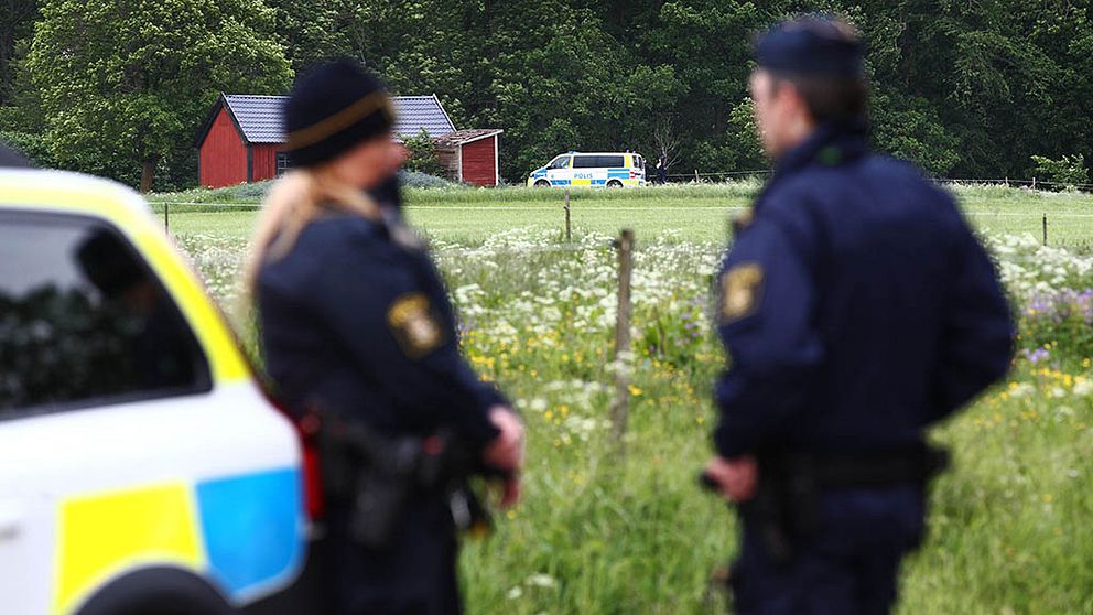 Poliser vid gården utanför Mantorp där ett äldre par misstänks ha mördats.