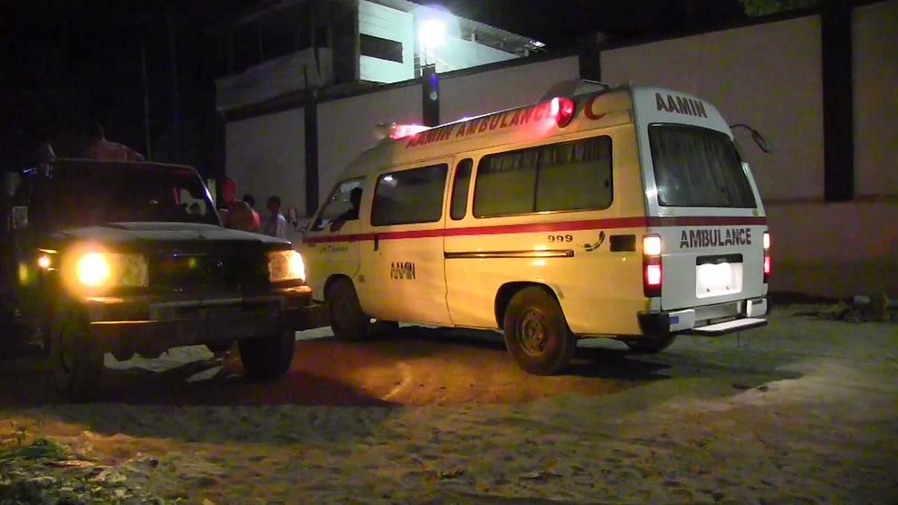 En ambulans nära den restaurang i Mogadishu som angreps i går.