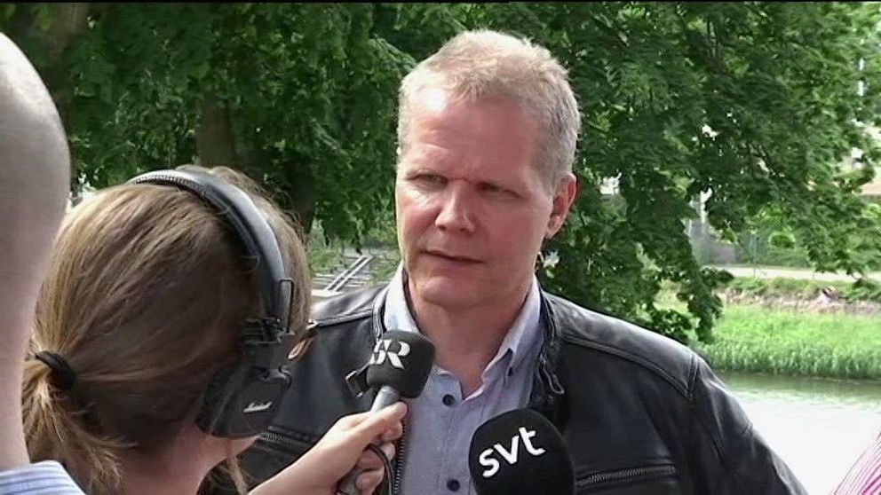 Reportrar intervjuar Linna utomhus