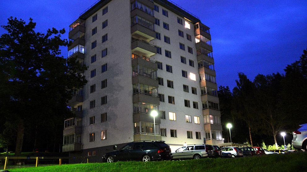 En kvinna kastades ut från femte våningen i bostadskvarteret Skogslyckan i Uddevalla.