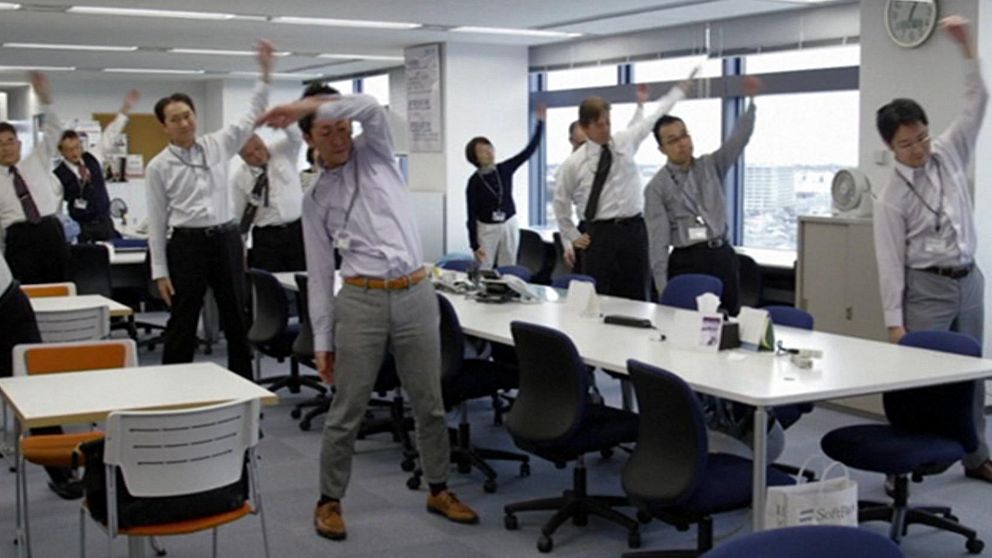 Nu vill japanska företag att anställda ska röra på sig för att kunna jobba längre upp i åren.