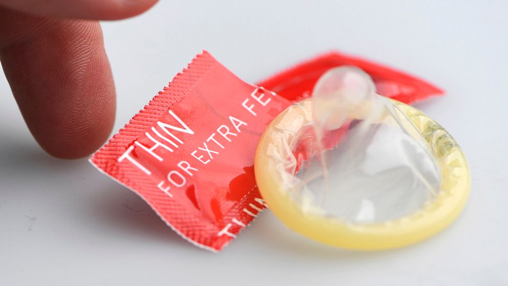 En oanvänd kondom utanför en bruten förpackning.