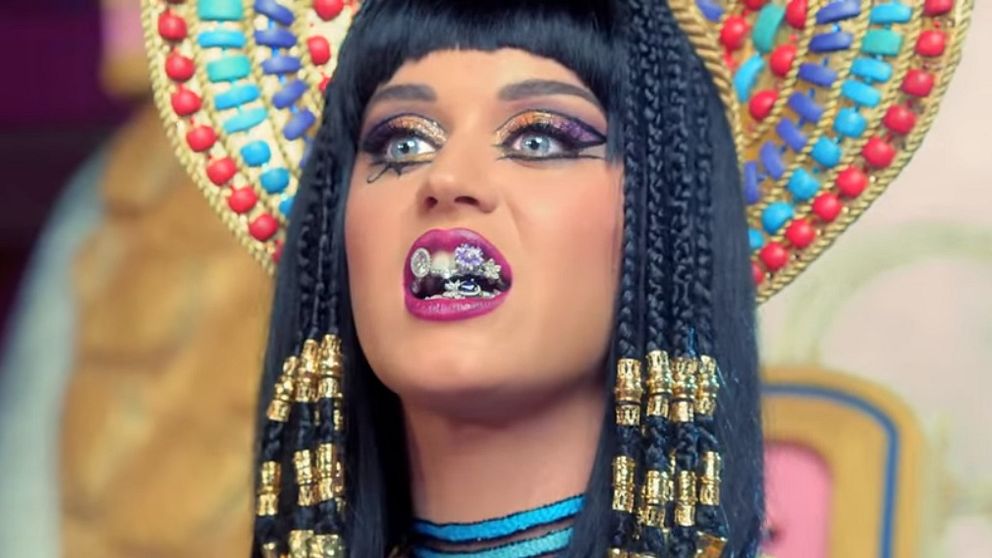 Från musikvideon till Dark Horse, Katy Perry klädd som Kleopatra.