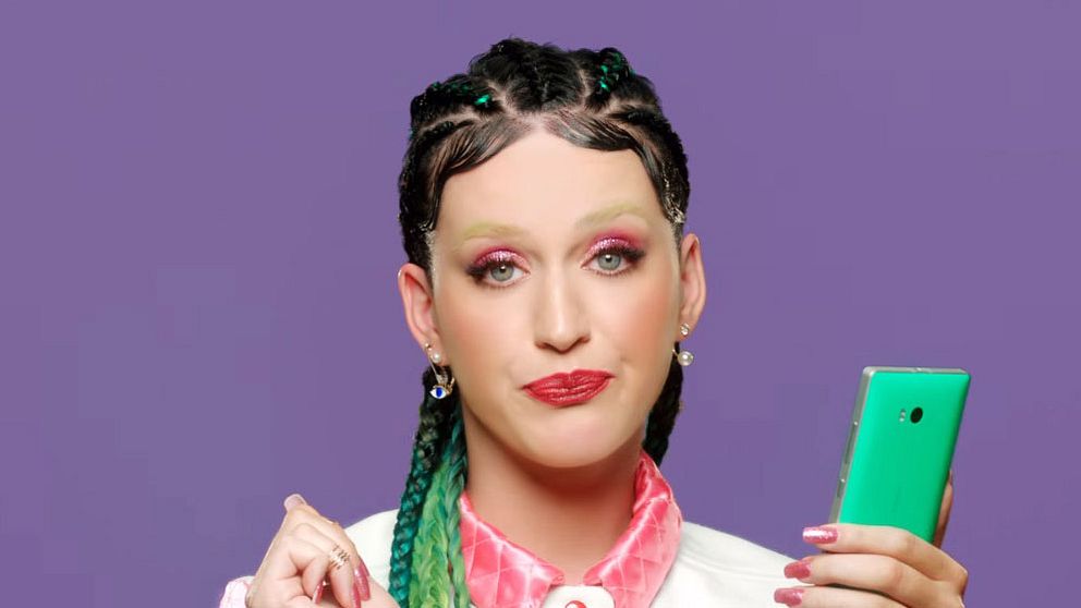 Katy Perry i musikvideon till ”This Is How We Do” med frisyren cornrows.