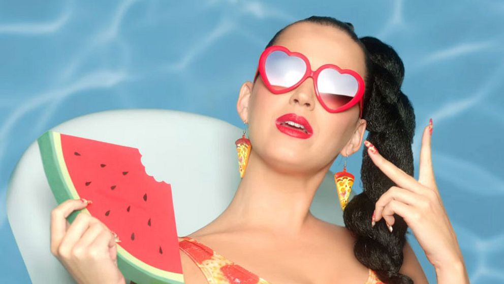 Katy Perry i musikvideon till ”This Is How We Do” ätandes vattenmelon.