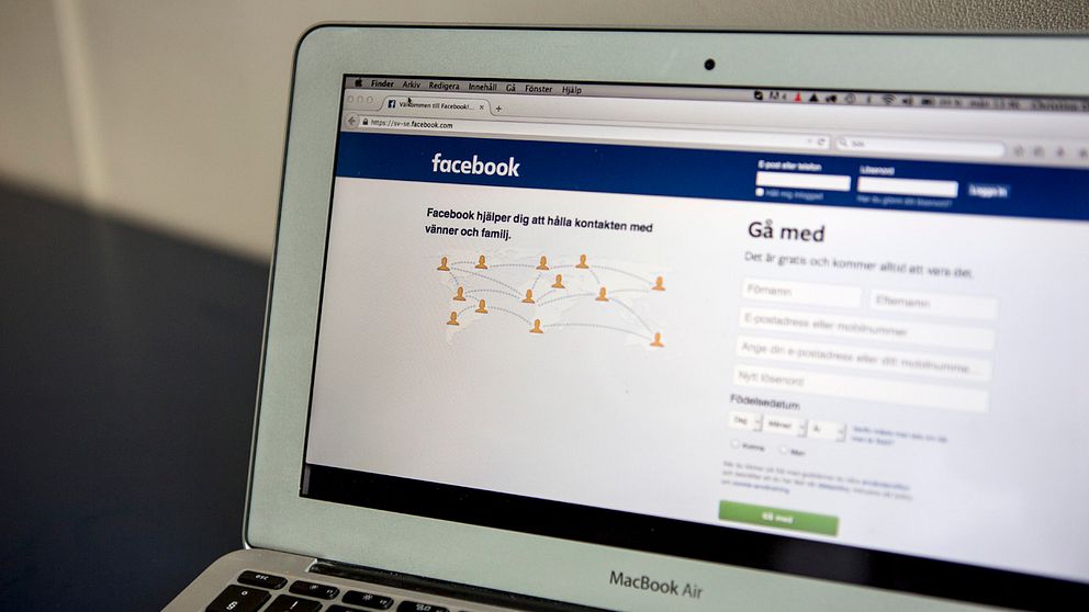 Facebooks hemsida synlig på laptop.