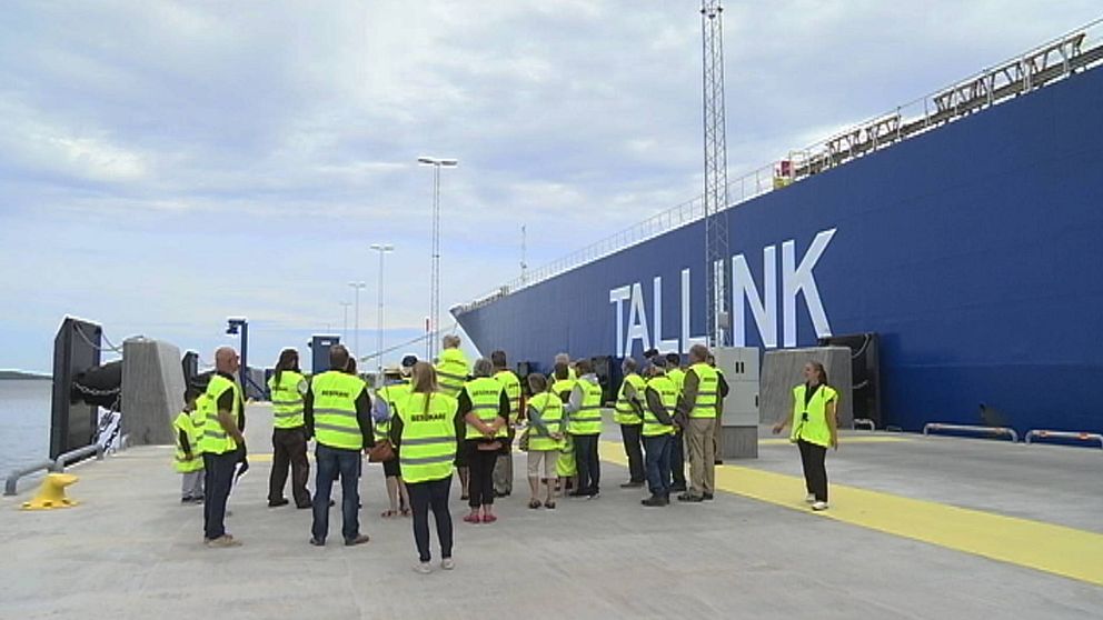 Besökare på piren i Kapellskärs nya hamn