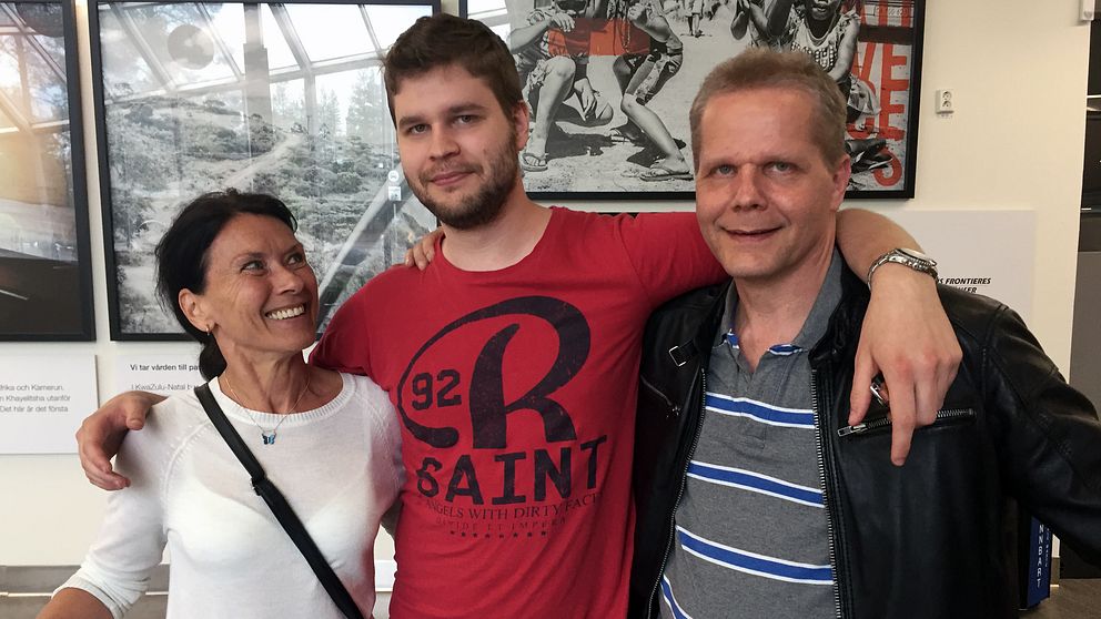 Kaj Linna med son och flickvän på flygplatsen i Luleå 170 617