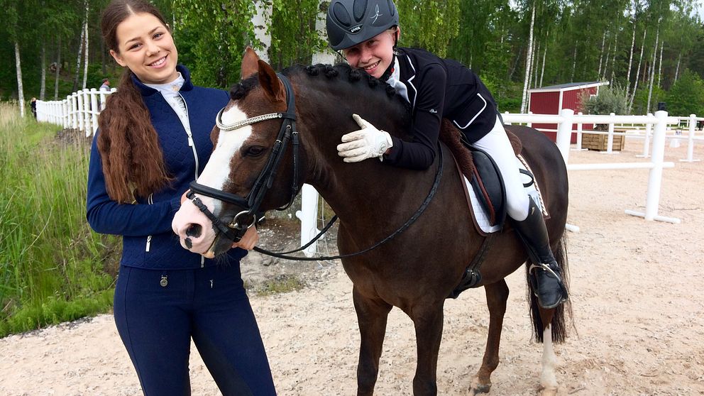 Linnea Holmgren och Hanna Regosa