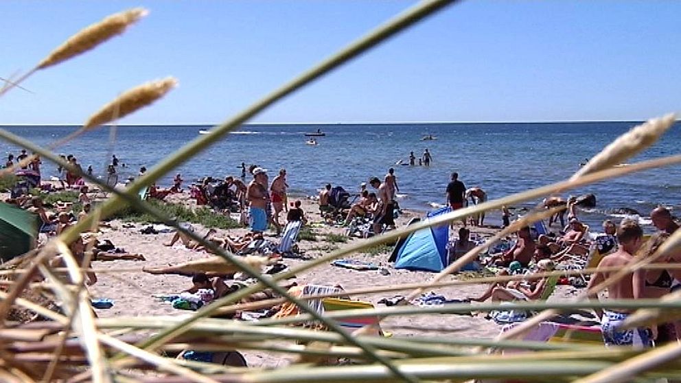 Badstrand med människor i Östergötland