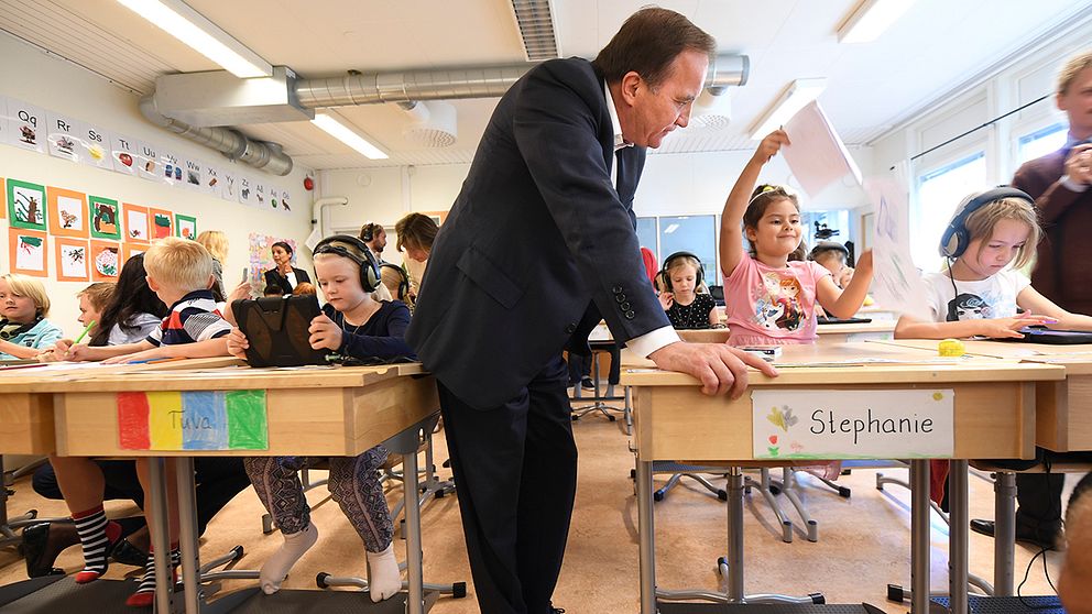 Statsminister Stefan Löfven (S) besökte Uppsalaskola för att se hur välfärdsmiljarderna används. Nu skjuter regeringen till ytterligare 1,5 miljard till skolan.