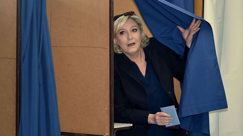 Marine Le Pen tar plats i parlamentet.