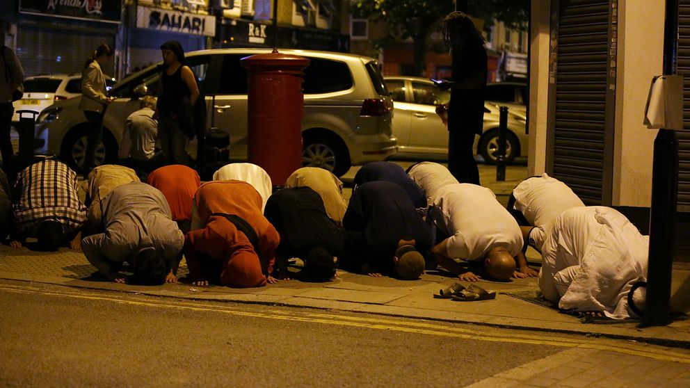 Muslimer ber på trottoaren efter händelsen på Seven Sisters Road.