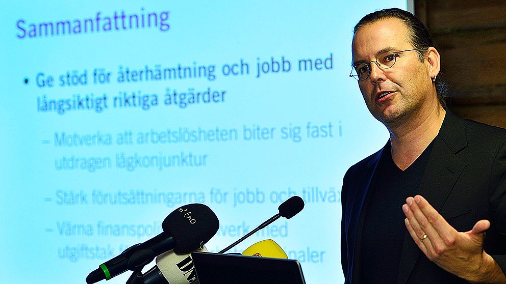 Finansminister Anders Borg håller presskonferens på Harpsund.