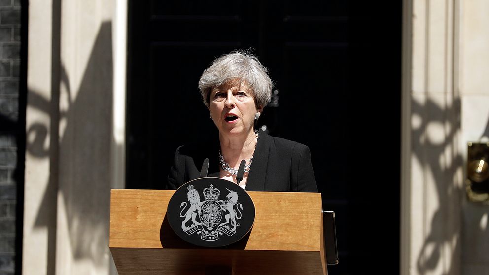 Efter att ha hållit i ett krismöte talade Storbritanniens premiärminister Theresa May utanför ministerresidensen på Downing Street.