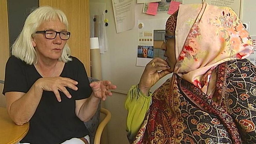 Projektledare Åsa Westerlund samtalar med en kvinna om könsstympning.