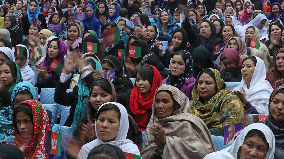 Kvinnliga åhörare samlas under ett tal i samband med valet i Afghanistan 2014.