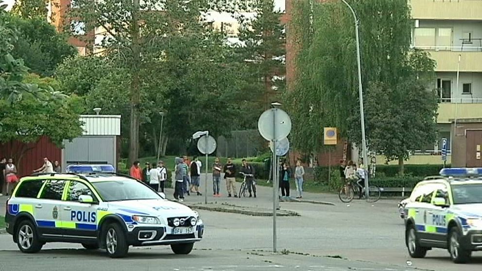 En 32-årig man sköts ihjäl utanför en vårdcentral i Skiftinge i norra Eskilstuna på måndagseftermiddagen.