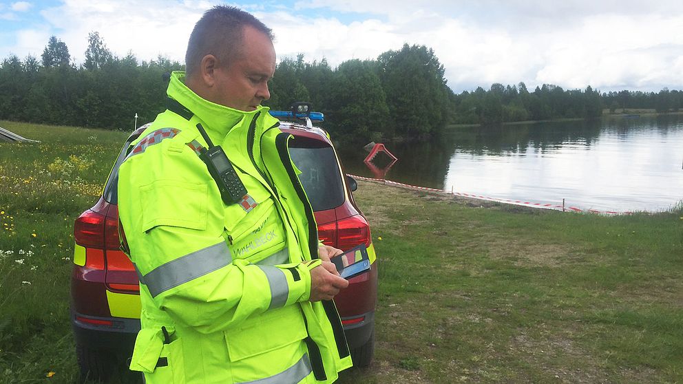 Räddningsledare Joakim Wahlbäck intill sjön där drunkningstillbudet inträffade.