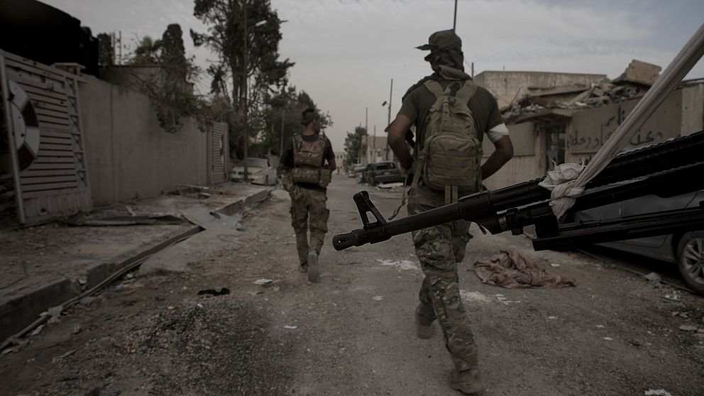 Irakiska soldater är påväg till frontlinjen väster om Mosul.