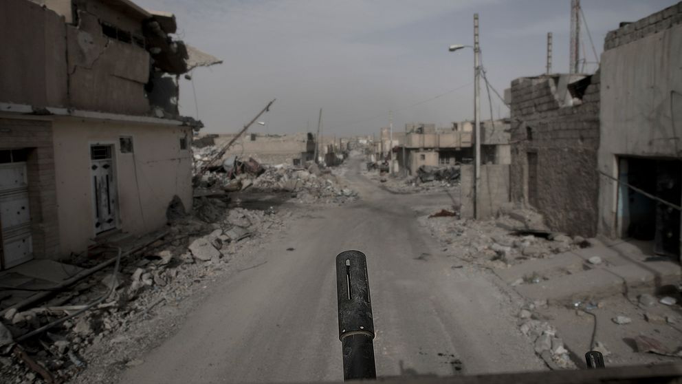 Färden genom Mosuls gator, med pansarfordonets gnällande och skrapande ljud mot sten och betong ger skräckinjagande känsla.