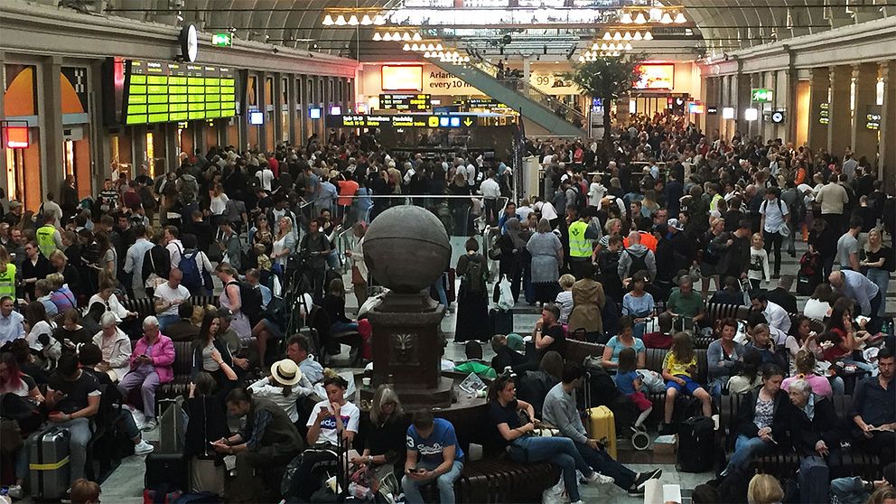 Strandsatta resenärer på Stockholm central under torsdagskvällen.