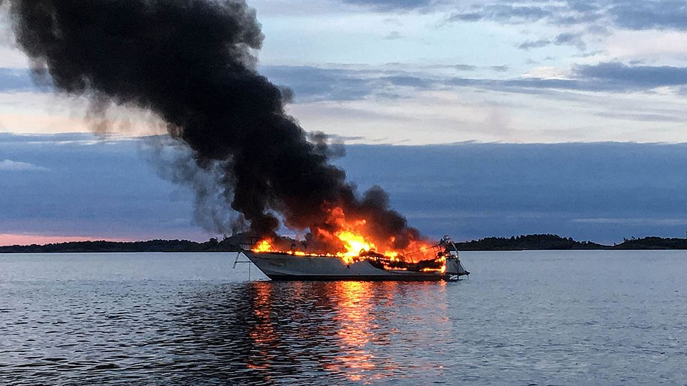 brand i en fritidsbåt utanför Södra Finnö i Sankt Anna skärgård
