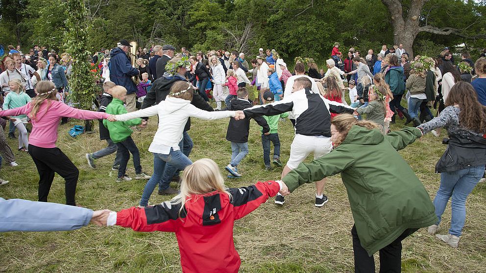Det finns nästan 50 olika ställen att dansa midsommardans på i Halland.