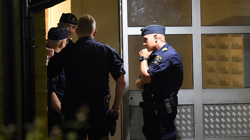 Polis utanför den beskjutna lägenheten i Malmö.