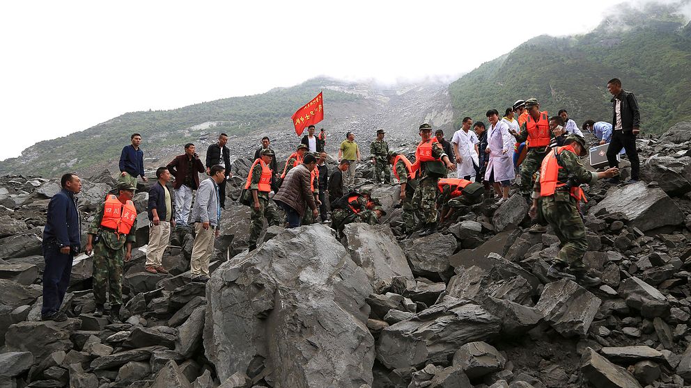 Stort räddningsarbete pågår i Kina efter jordskredet.